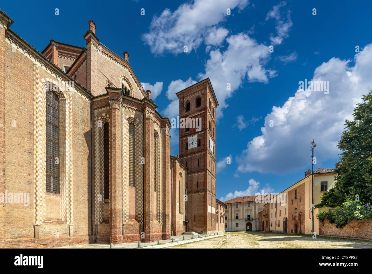 Asti, Italia - 20 agosto 2024: campanile della Cattedrale di Asti in Piazza Duomo Foto Stock