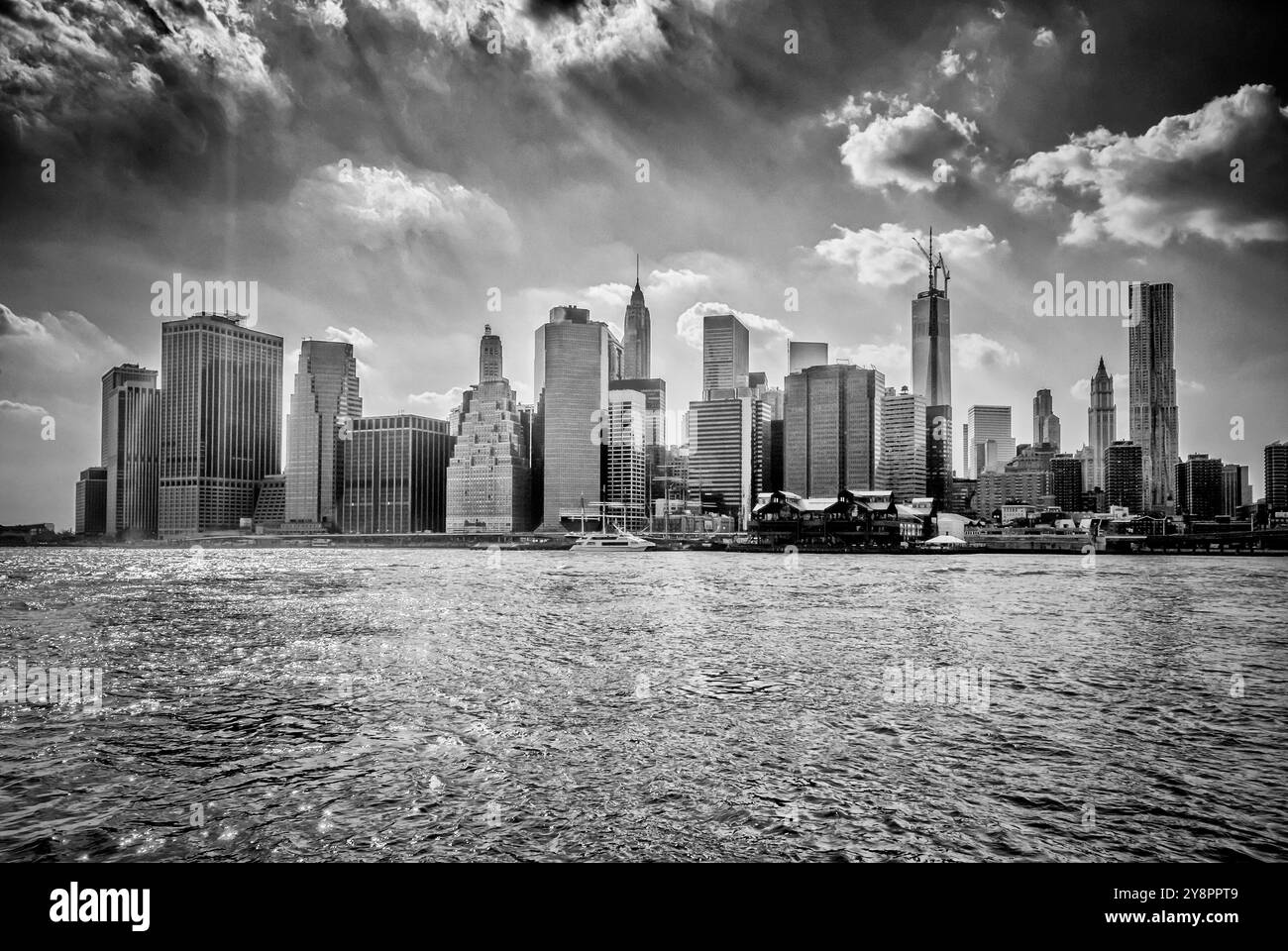 Vista dei grattacieli moderni in Lower Manhattan, New York City, Stati Uniti d'America. Concetto di business, Finanza, Immobiliare Foto Stock