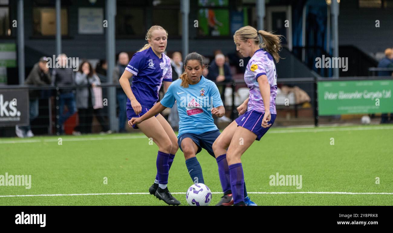 Brentwood Essex 6 ottobre 2024 calcio femminile Brentwood Town Women (maglie azzurre) (3) vs She CAN play Panthers (camicie viola) (2) all'Arena, Brentwood Essex UK Credit: Ian Davidson/Alamy Live News Foto Stock