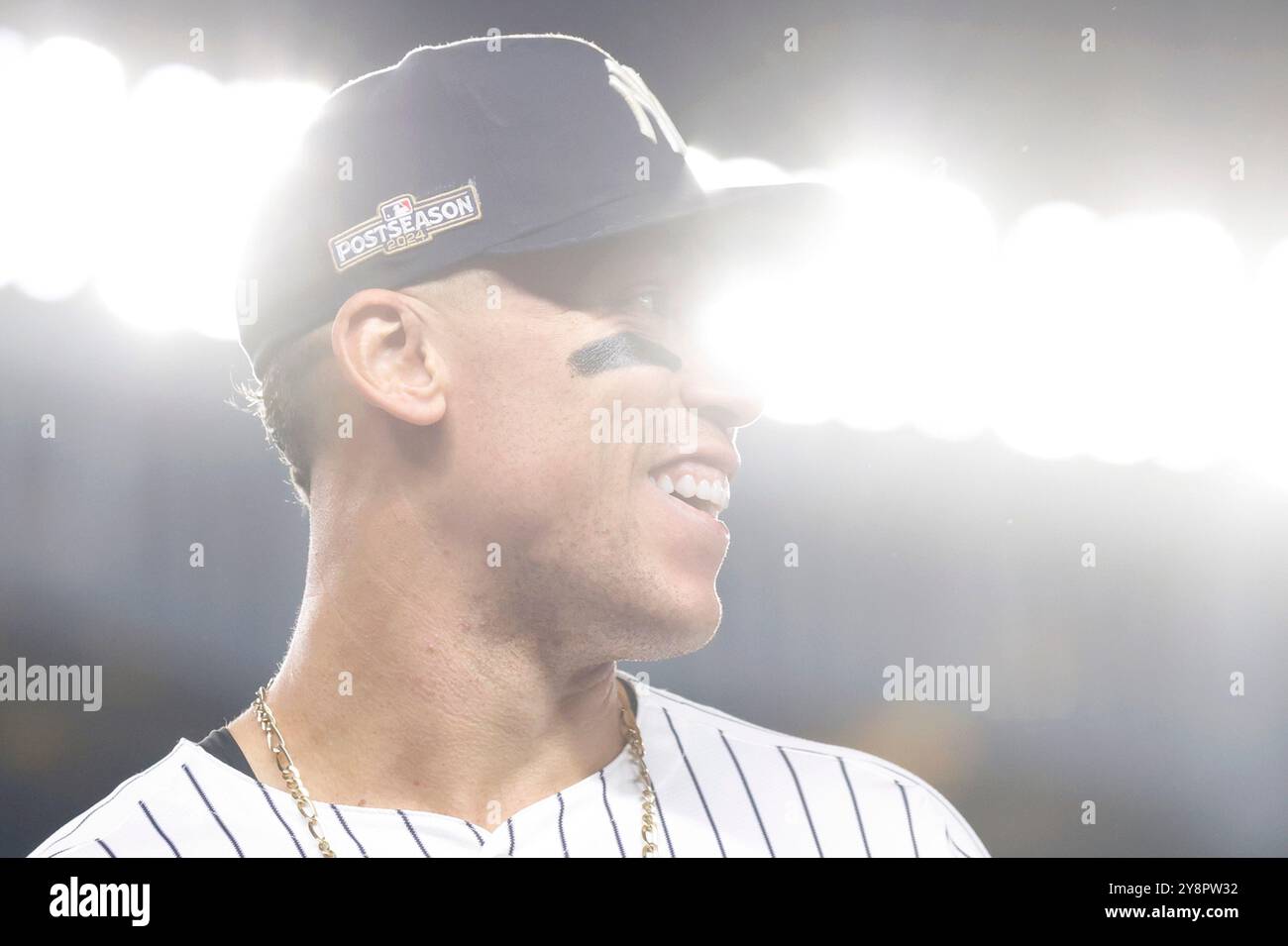 Bronx, Stati Uniti. 5 ottobre 2024. New York Yankees Aaron Judge sorride mentre cammina verso l'area scavata nel sesto inning contro i Kansas City Royals in gara uno degli ALDS allo Yankee Stadium sabato 5 ottobre 2024 a New York City. Gli Yankees sconfissero i Royals 6-5 e guidarono il meglio di 5 serie 1-0. Foto di John Angelillo/UPI credito: UPI/Alamy Live News Foto Stock