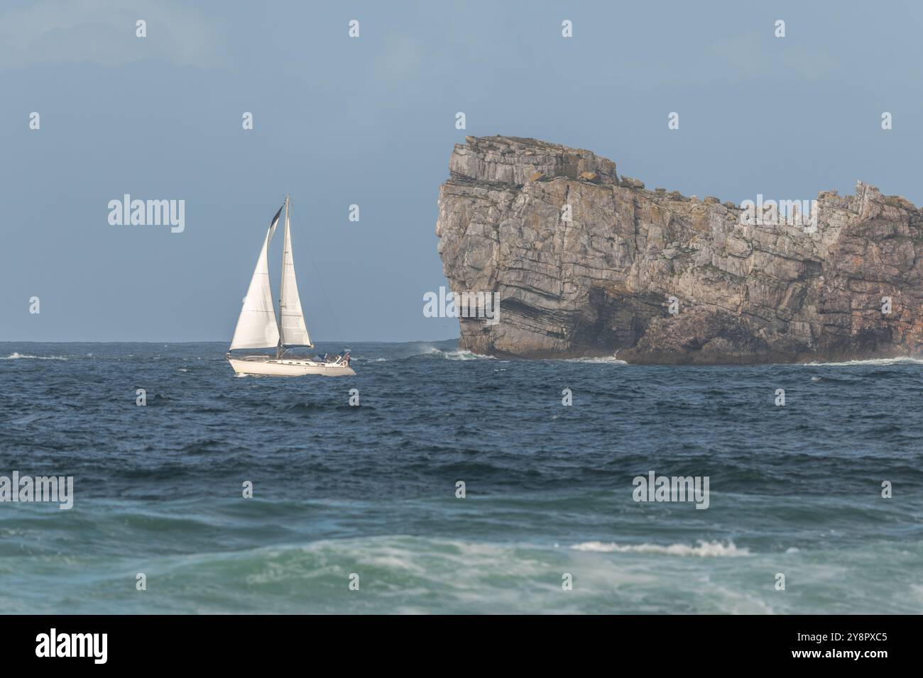 Barca a vela che naviga al largo dell'Oceano Atlantico. Camaret sur Mer, Crozon, Finistere, Bretagna, Francia Foto Stock