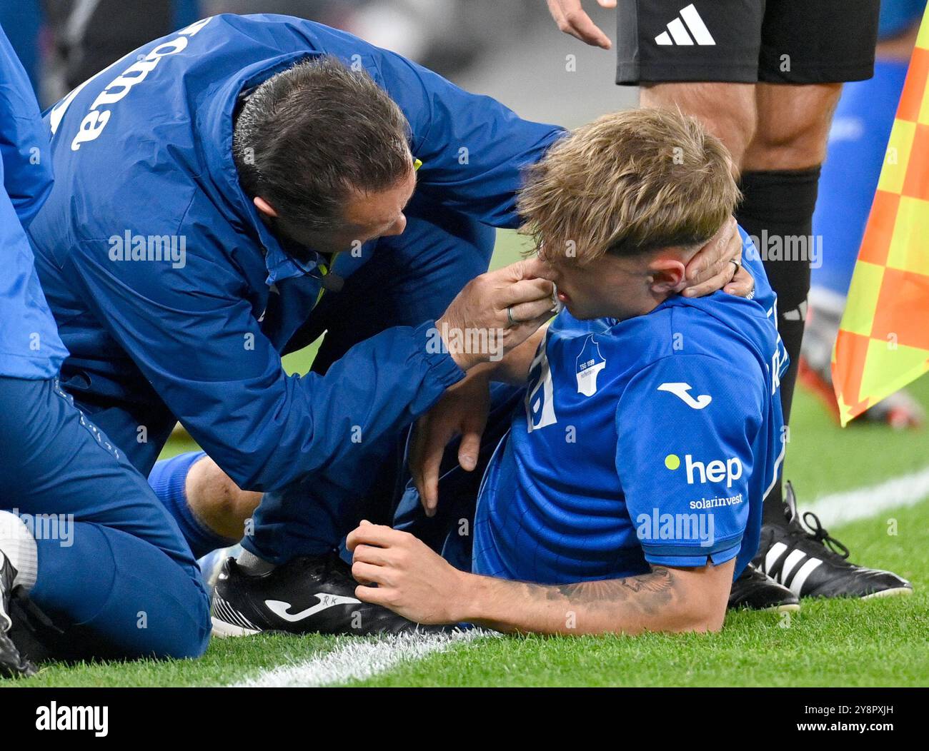 Tim Drexler TSG 1899 Hoffenheim (04) verletzt Verletzung muss vom Platz Betreuer VfB Stuttgart vs. TSG 1899 Hoffenheim, Fussball, Bundesliga, Spieltag 6, Saison 2024/25, LE NORMATIVE DFL del 06.10.2024 VIETANO QUALSIASI USO DI FOTOGRAFIE COME SEQUENZE DI IMMAGINI E/O QUASI-VIDEO foto: Eibner-Pressefoto/Michael Weber Foto Stock