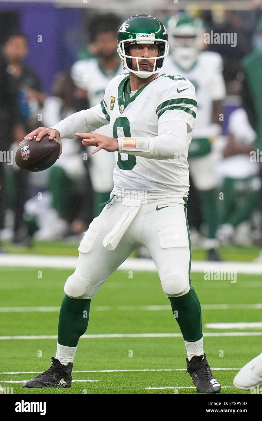 Tottenham Hotspur Stadium, Londra, Regno Unito. 6 ottobre 2024. NFL UK Football, New York Jets contro Minnesota Vikings; il quarterback dei New York Jets Aaron Rodgers (8) passa la palla Credit: Action Plus Sports/Alamy Live News Foto Stock