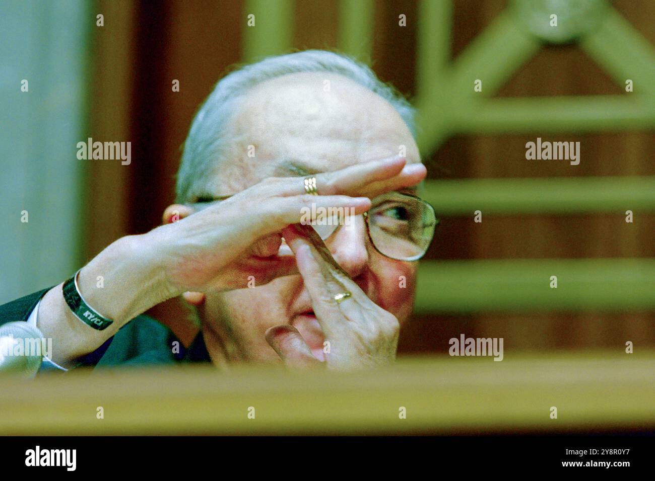 Il presidente, il senatore Jesse Helms, R-NC, tiene le mani per segnalare il tempo trascorso durante la testimonianza del Segretario di Stato Madeleine Albright all'audizione del Comitato per le relazioni estere del Senato sul Trattato per la messa al bando totale degli esperimenti nucleari a Capitol Hill, il 7 ottobre 1999 a Washington, D.C. Foto Stock