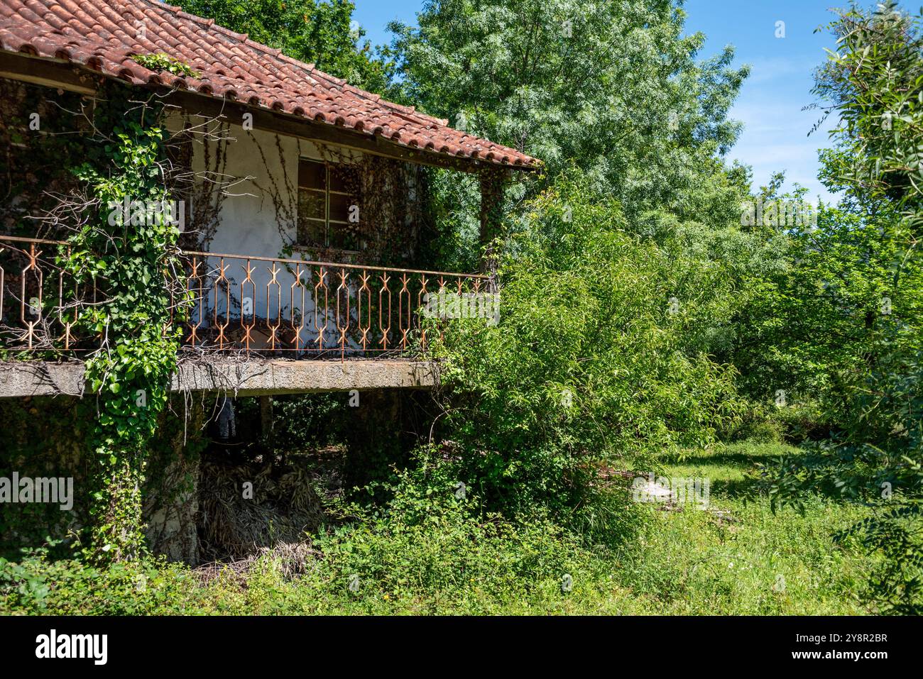 Vecchie case abbandonate e sovrastate rovina in un piccolo paesaggio del Parco Nazionale Peneda Geres, Portogallo Foto Stock