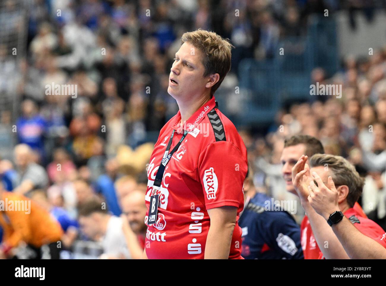 Nicoley Krickau (SG Flensburg-Handewitt Trainer) enttaeuscht VfL Gummersbach vs. SG Flensburg Handewitt, Handball, Daikin 1. Bundesliga, 5. Spieltag, Spielzeit 2024-2025, 06.10.2024 foto: Eibner-Pressefoto/Juergen Augst Foto Stock