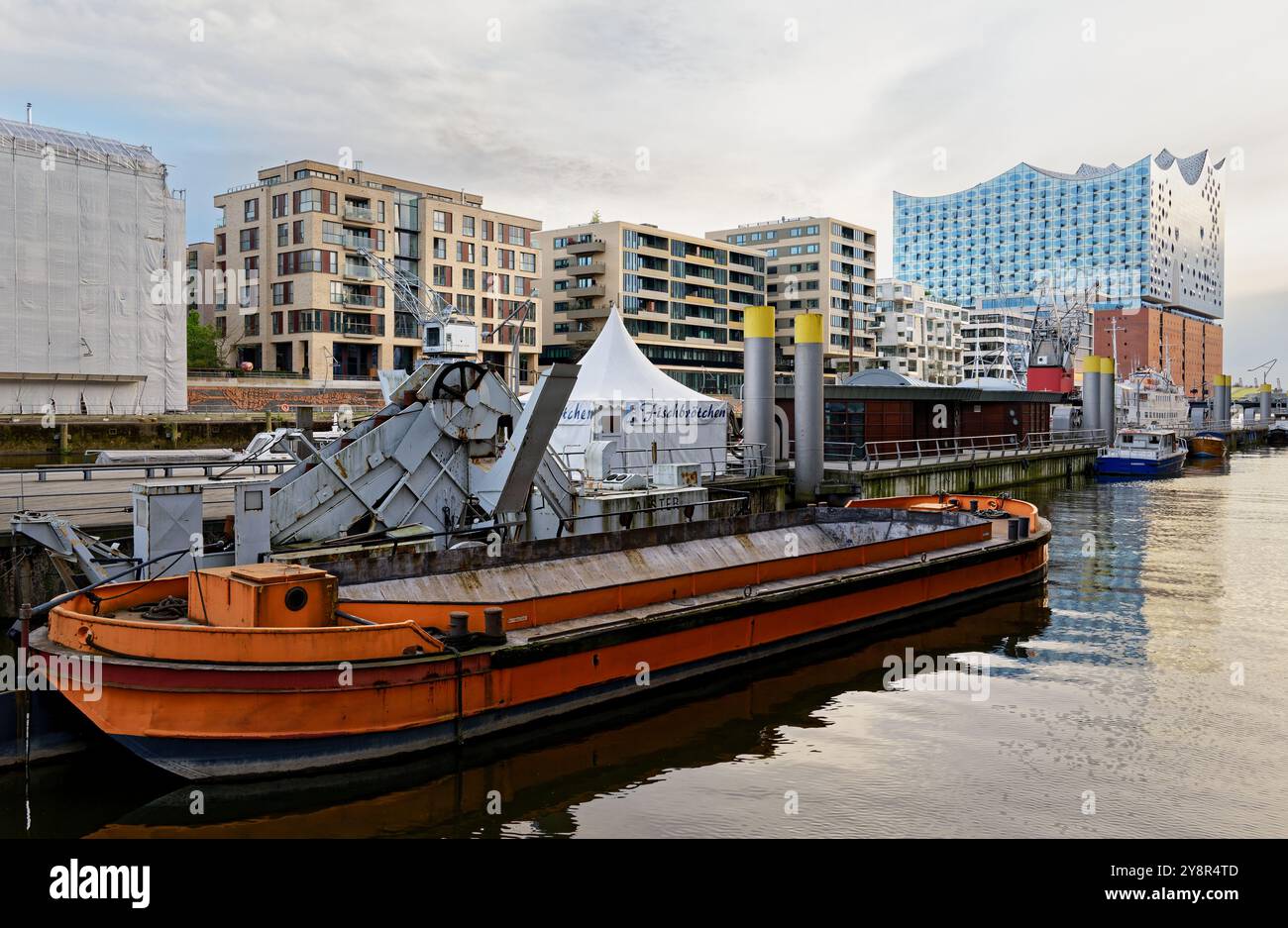 Un vascello a Sandtorhafen con l'Elbphilharmonie (la sala Filarmonica dell'Elba) sullo sfondo. Foto Stock