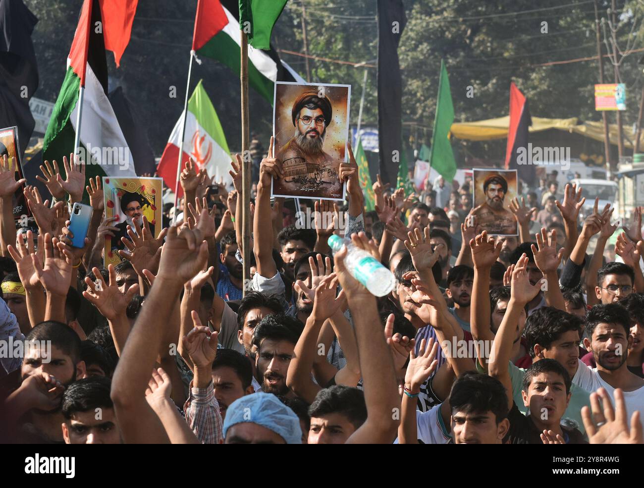 Pattan, Kashmir, India. 6 ottobre 2024. i musulmani sciiti del Kashmir portano foto del leader di Hezbollah Hassan Nasralla e gridano slogan anti Israele mentre prendono parte a una manifestazione per mostrare la loro rabbia verso l'uccisione del leader di Hezbollah Hassan Nasrallah. Nasrallah fu ucciso nei sobborghi meridionali di Beirut, in Libano, da un attacco aereo israeliano. Foto Stock