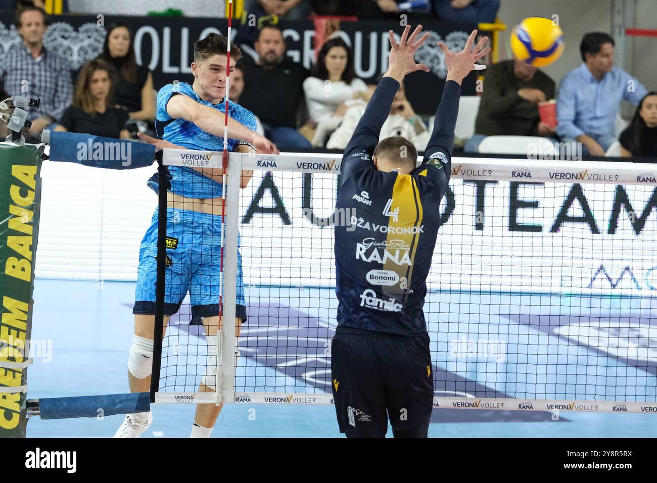 Spike di Theo Faure della Cisterna Volley durante la partita tra Rana Verona e Cisterna Volley, stagione regolare del Campionato Italiano di pallavolo SuperLega 2024/2025, al Pala AGSM-AIM di Verona il 6 ottobre 2024. Foto Stock