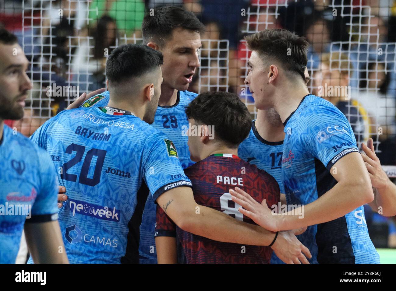 Il Cisterna Volley festeggia dopo aver segnato un punto durante la partita tra Rana Verona e Cisterna Volley, stagione regolare del Campionato Italiano di pallavolo SuperLega 2024/2025, al Pala AGSM-AIM di Verona il 6 ottobre 2024. Foto Stock