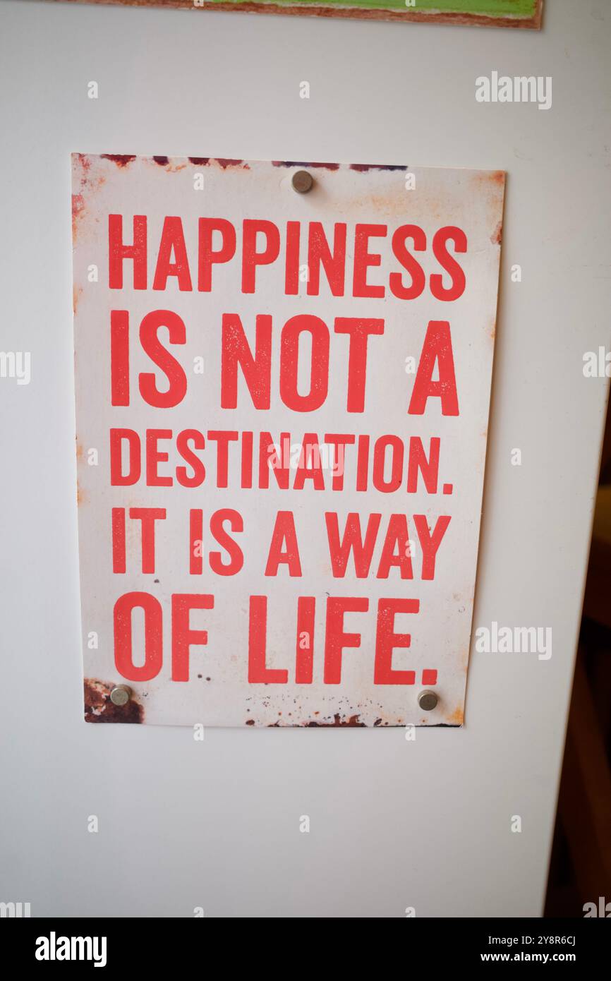 Una citazione su una cartolina. Dice che la felicità non è una destinazione. E' uno stile di vita." Foto Stock