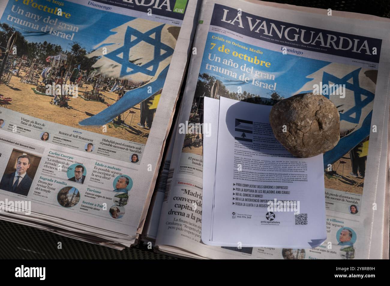 Barcellona, Spagna. 6 ottobre 2024. Nell'edizione domenicale del quotidiano la Vanguardia si trovano volantini che denunciano il genocidio palestinese, con un titolo che ricorda un anno di conflitti e trauma durante la manifestazione. Migliaia di persone hanno manifestato nel centro di Barcellona per chiedere un cessate il fuoco su Palestina e Libano e per chiedere al primo ministro spagnolo Pedro Sánchez di cessare immediatamente ogni collaborazione del governo spagnolo nella vendita di armi a Israele. Credito: SOPA Images Limited/Alamy Live News Foto Stock