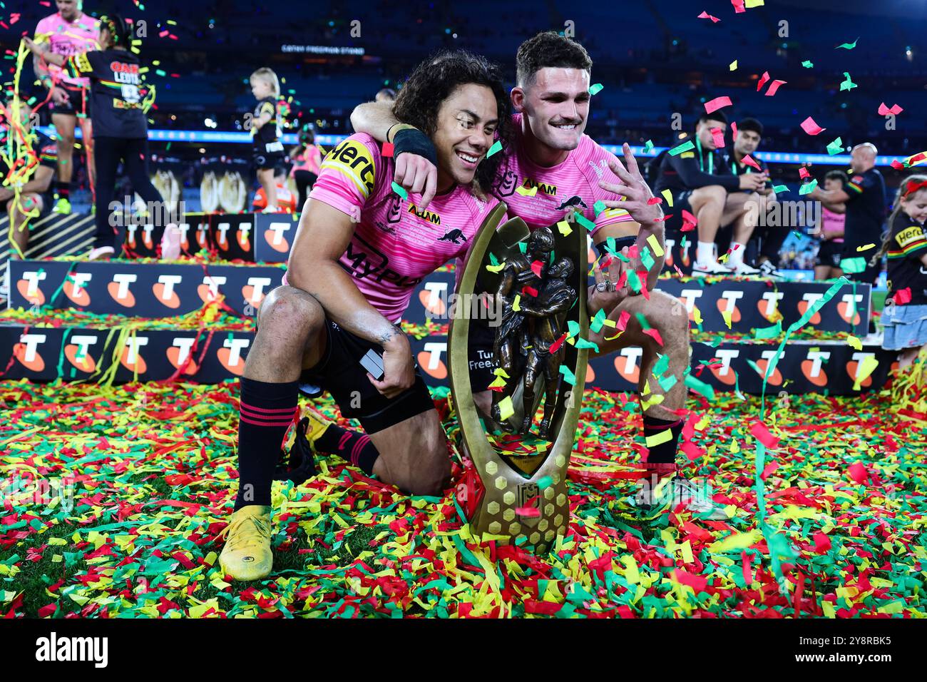 SYDNEY, AUSTRALIA - 6 OTTOBRE: Jarome Luai dei Panthers e Nathan Cleary dei Panthers con il Trofeo Provan-Summons durante la Grand Final match della NRL tra Panthers e Storm all'Accor Stadium il 6 ottobre 2024 a Sydney, Australia. (Foto di Pete Dovgan/Speed Media/Icon Sportswire) Foto Stock