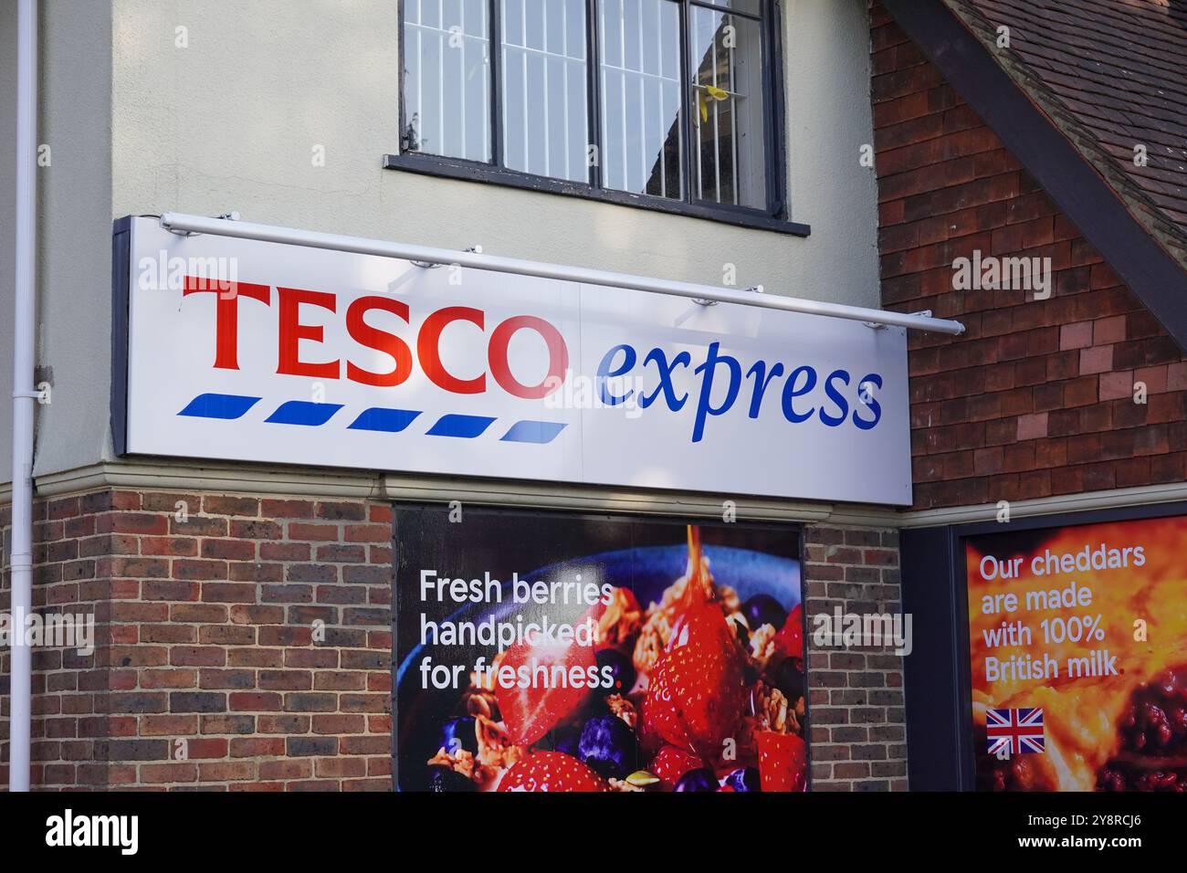 Southampton UK - insegna e logo del mini-market Tesco Express nel Regno Unito. Negozio di alimentari locale Foto Stock