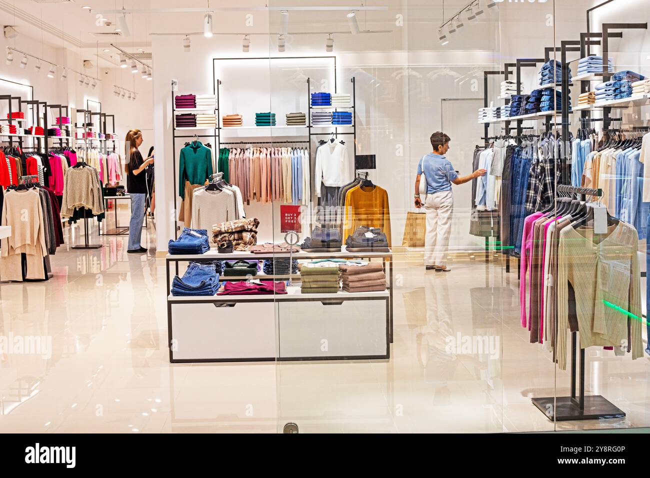 abbigliamento moderno ed elegante per uomo e donna in un supermercato. Black Friday Foto Stock