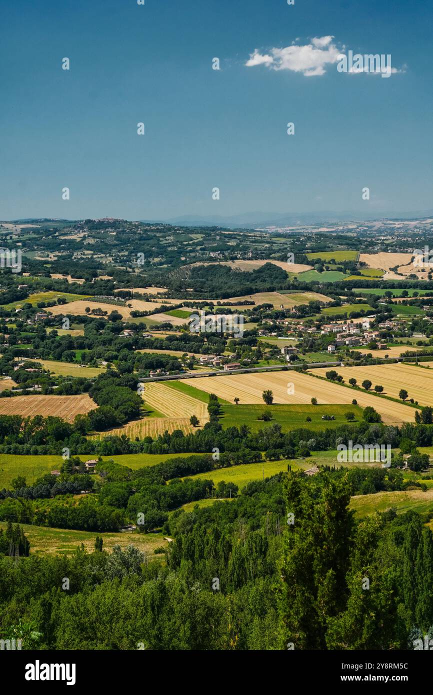 Splendidi paesaggi estivi vicino a Perugia, Umbria, Italia. Viste panoramiche senza tempo. Foto Stock