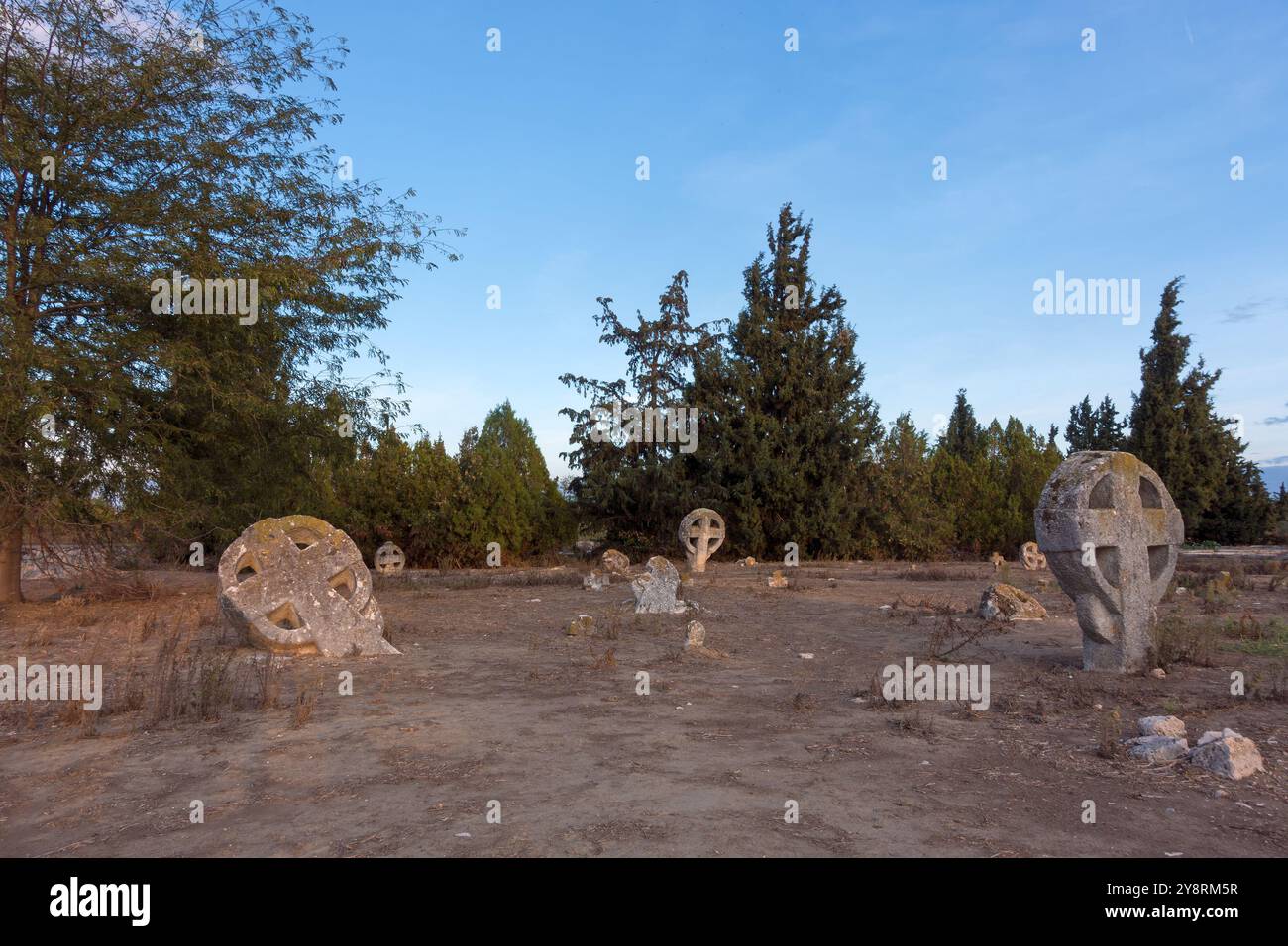 Cimitero medievale di Bogomil con molte croci celtiche a Nea Chalkidona, vicino a Salonicco, in Grecia Foto Stock