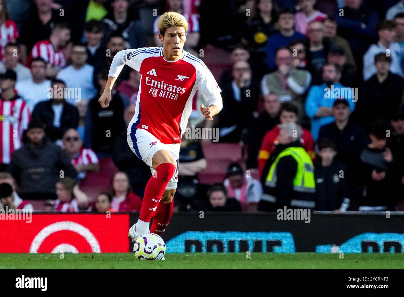 LONDRA, INGHILTERRA - 5 OTTOBRE: Takehiro Tomiyasu dell'Arsenal FC dribbla con la palla durante la partita di Premier League tra l'Arsenal FC e il Southampton FC all'Emirates Stadium il 5 ottobre 2024 a Londra, Inghilterra. (Foto di René Nijhuis/MB Media) Foto Stock