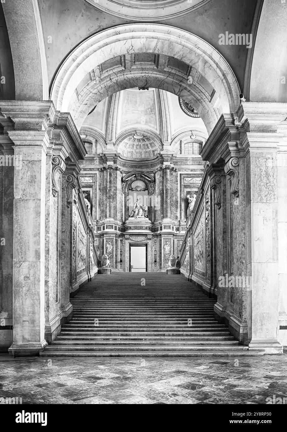 CASERTA, ITALIA - 1 APRILE 2024: Eleganti dettagli architettonici della grande scalinata in marmo all'interno della Reggia di Caserta Foto Stock