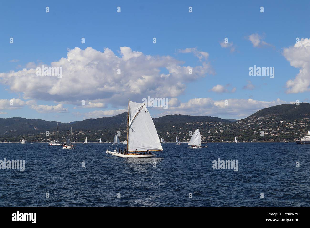 Saint-Tropez, Francia. 6 ottobre 2024 Port de Saint-Tropez, Francia. L'ultimo giorno della 25a gara Les Voiles de Saint-Tropez, l'atmosfera era emozionante sia sull'acqua che sulla terraferma. Il porto era pieno di gente felice e barche a vela di ritorno dalla gara. Credito Ilona Barna BIPHOTONEWS, Alamy Live News credito: Ilona Barna BIPHOTONEWS/Alamy Live News Foto Stock