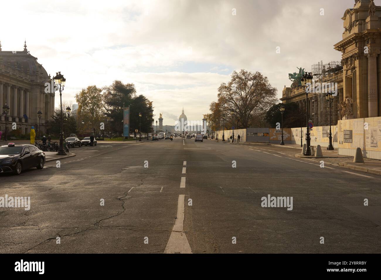 Tranquilla scena parigina una strada vuota che mostra il maestoso Les Invalides Foto Stock