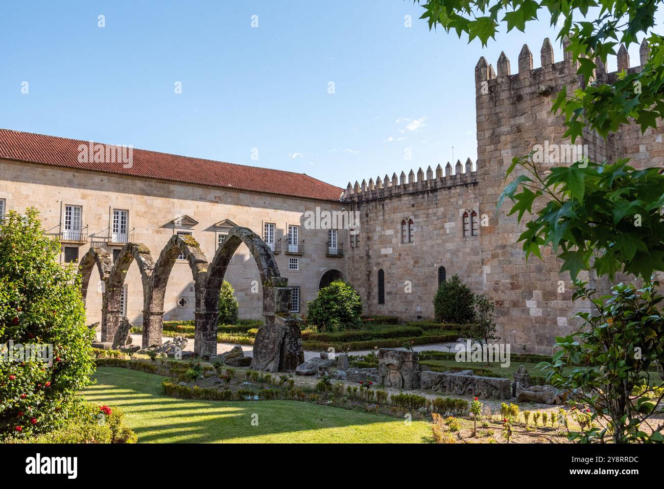 Archi nel parco Chafariz de Santa Barbara, gli unici resti di una vecchia chiesa, Braga in Portogallo Foto Stock