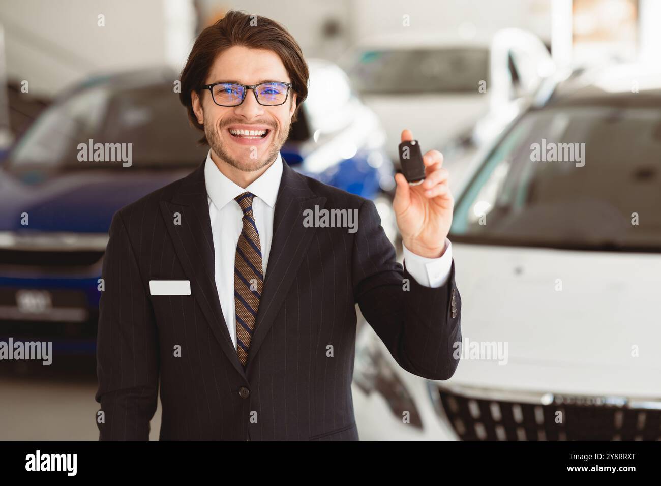 Agente Che Mostra La Chiave Dell'Automobile Nell'Ufficio Di Noleggio Dell'Automobile Foto Stock