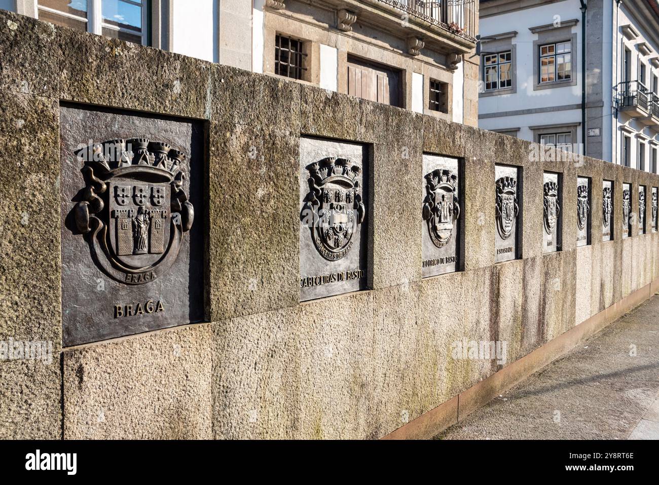 Stemma di tutti i distretti portoghesi, presentato a Braga nella piazza della cattedrale, in Portogallo Foto Stock