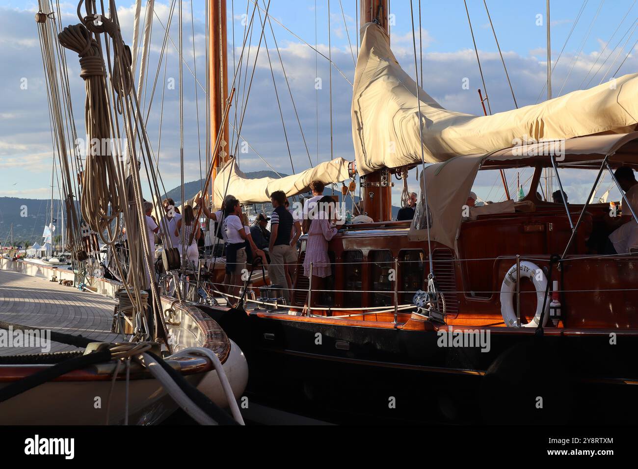 Saint-Tropez, Francia. 6 ottobre 2024 Port de Saint-Tropez, Francia. L'ultimo giorno della 25a gara Les Voiles de Saint-Tropez, l'atmosfera era emozionante sia sull'acqua che sulla terraferma. Il porto era pieno di gente felice e barche a vela di ritorno dalla gara. Credito Ilona Barna BIPHOTONEWS, Alamy Live News credito: Ilona Barna BIPHOTONEWS/Alamy Live News Foto Stock