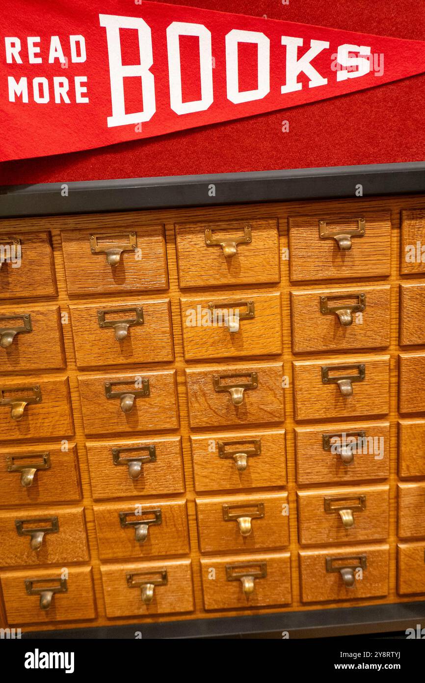Card Catalogue Mostra i cassetti presso la filiale principale della New York Public Library a Midtown Manhattan, USA 2024 Foto Stock