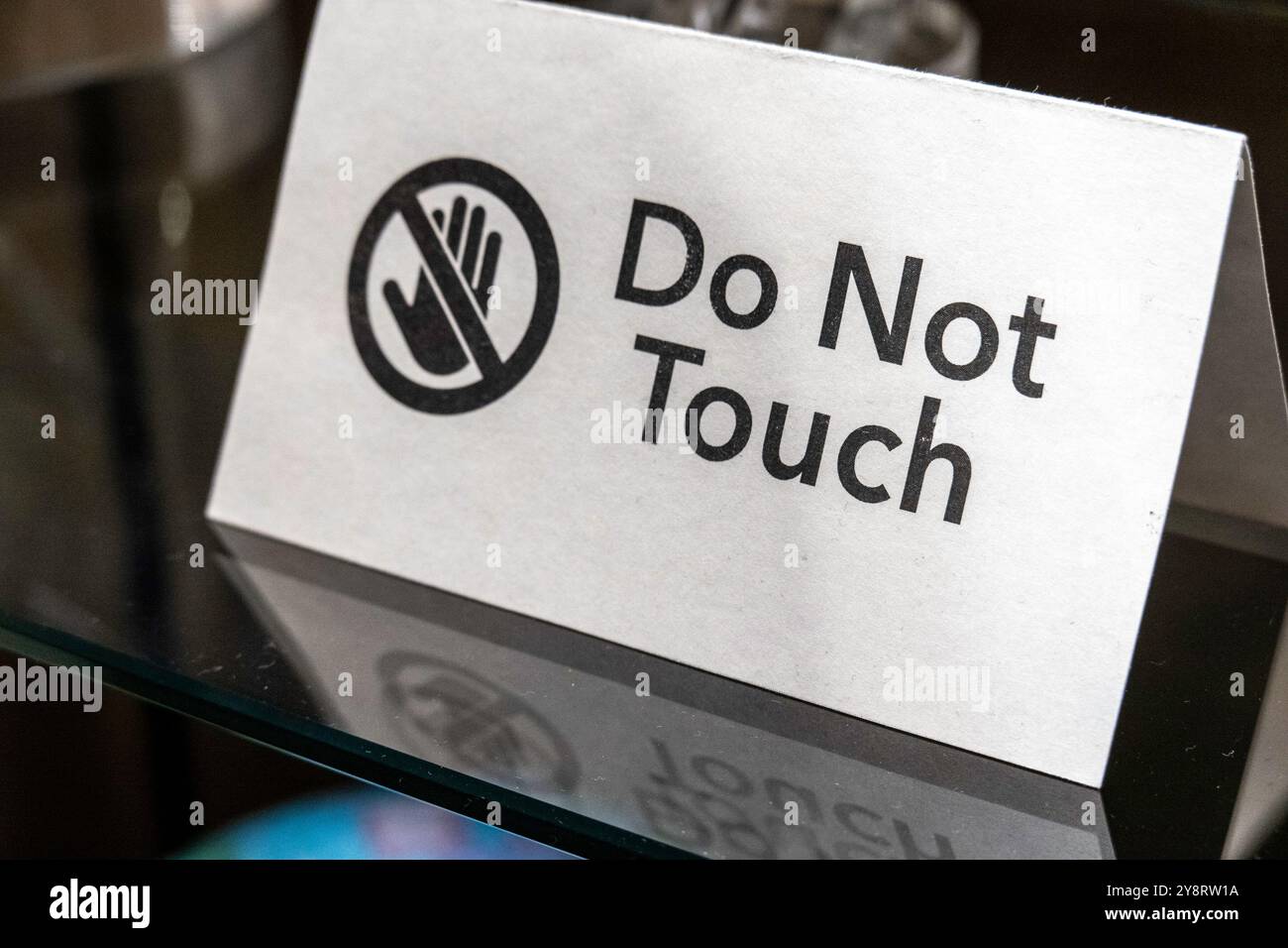 Primo piano di un cartello non toccare con il simbolo internazionale no, 2024, USA Foto Stock