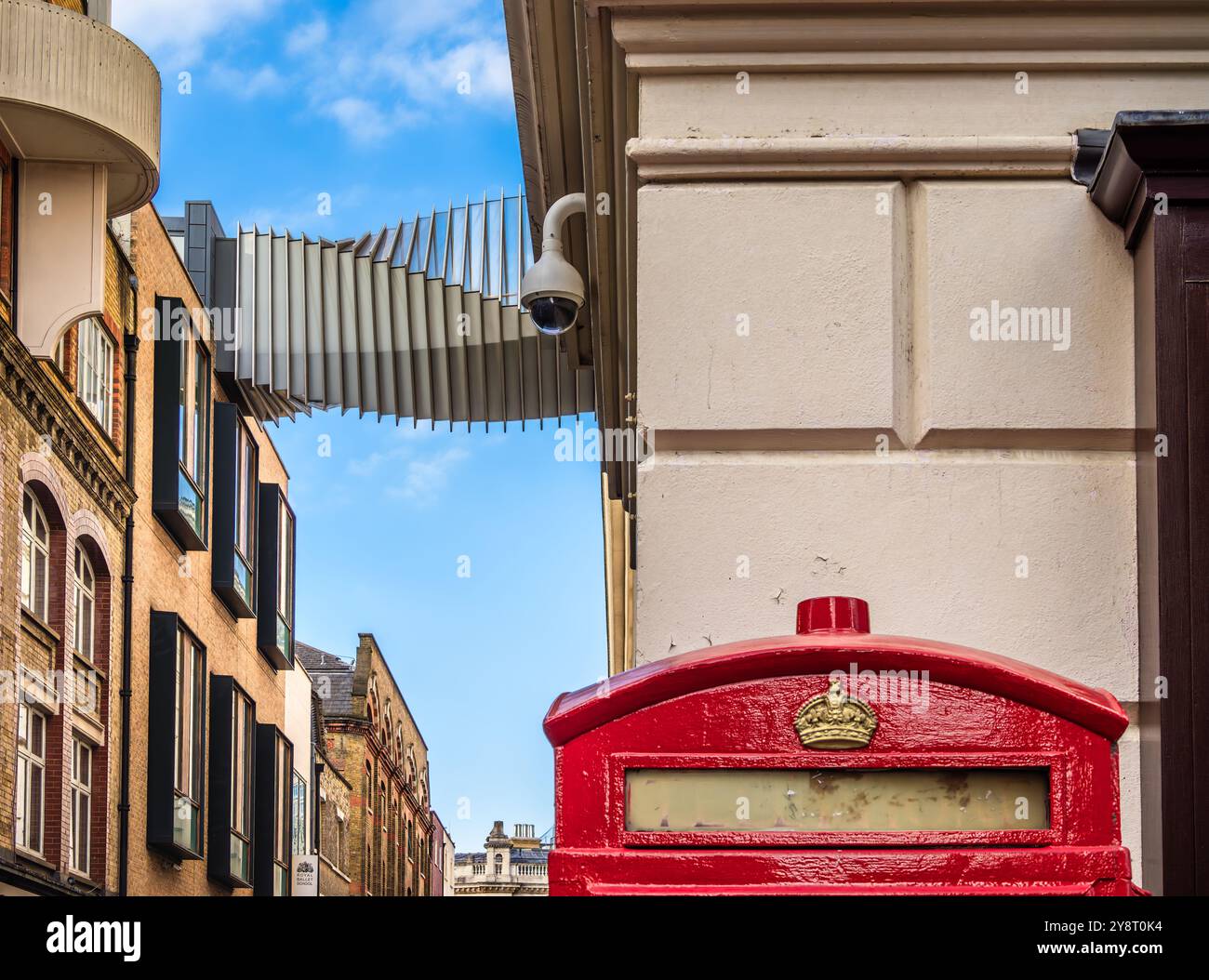 Londra, Regno Unito - 25 giugno 2024: Il ponte contorto chiamato Ponte delle aspirazioni che collega l'Opera House alla Royal Ballet School. Foto Stock