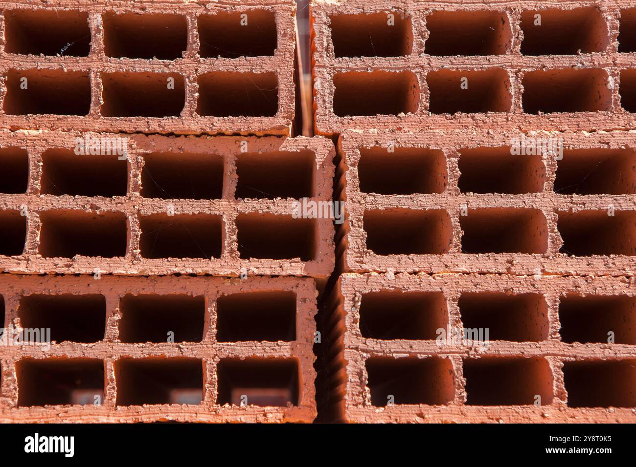 Primo piano di mattoni estrusi cavi. Più leggero, più economico dei mattoni pieni Foto Stock