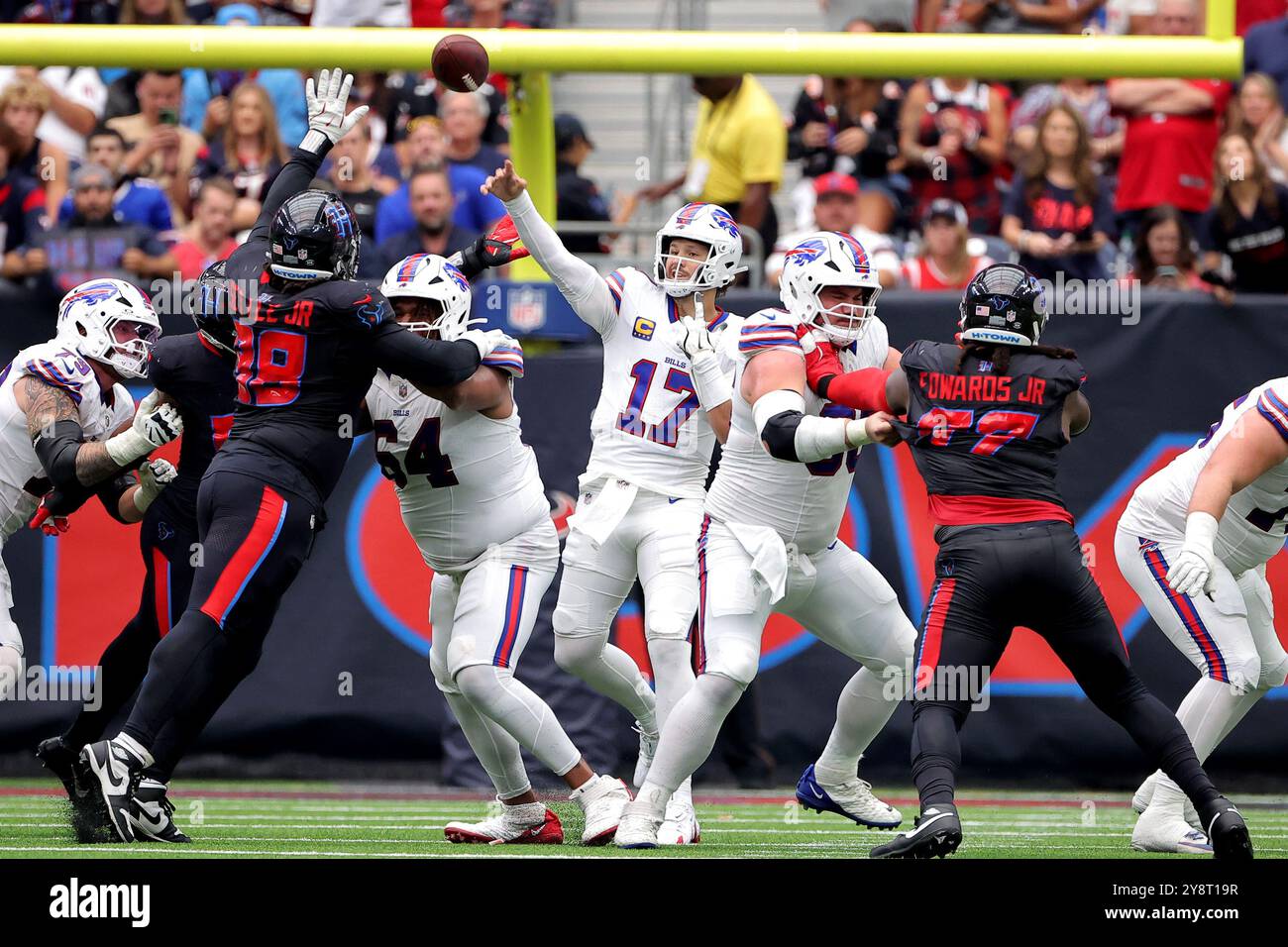 Houston, Texas, Stati Uniti. 6 ottobre 2024. Il quarterback dei Buffalo Bills Josh Allen (17) passa il downfield durante il secondo quarto tra gli Houston Texans e i Buffalo Bills all'NRG Stadium di Houston, Texas, il 6 ottobre 2024. (Credit Image: © Erik Williams/ZUMA Press Wire) SOLO PER USO EDITORIALE! Non per USO commerciale! Foto Stock