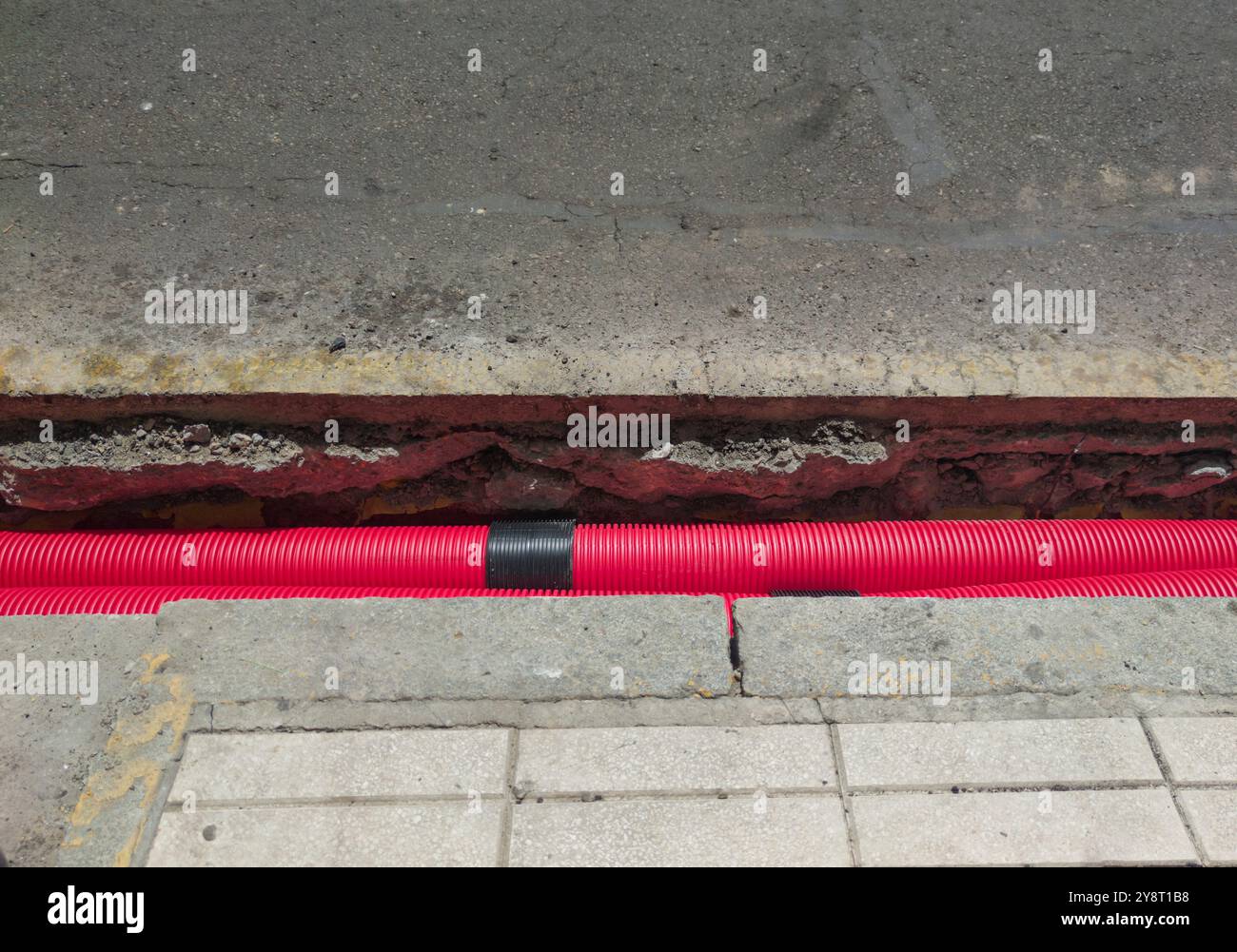 Tubi corrugati in PVC per tubi elettrici per installazioni sotterranee. Lavori civili su strade pubbliche Foto Stock