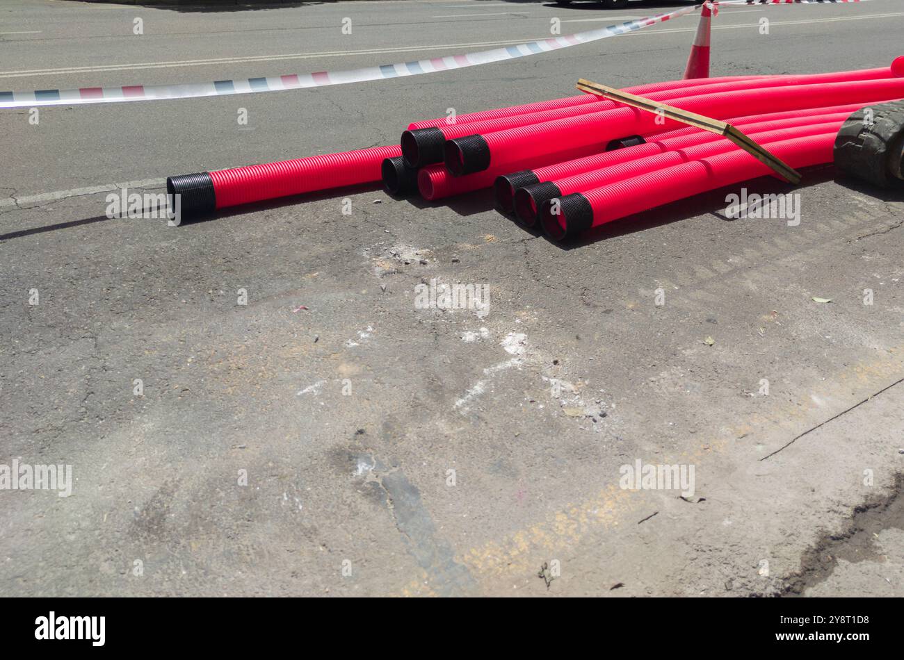 Tubi corrugati in PVC per tubi elettrici per installazioni sotterranee. Lavori civili su strade pubbliche Foto Stock