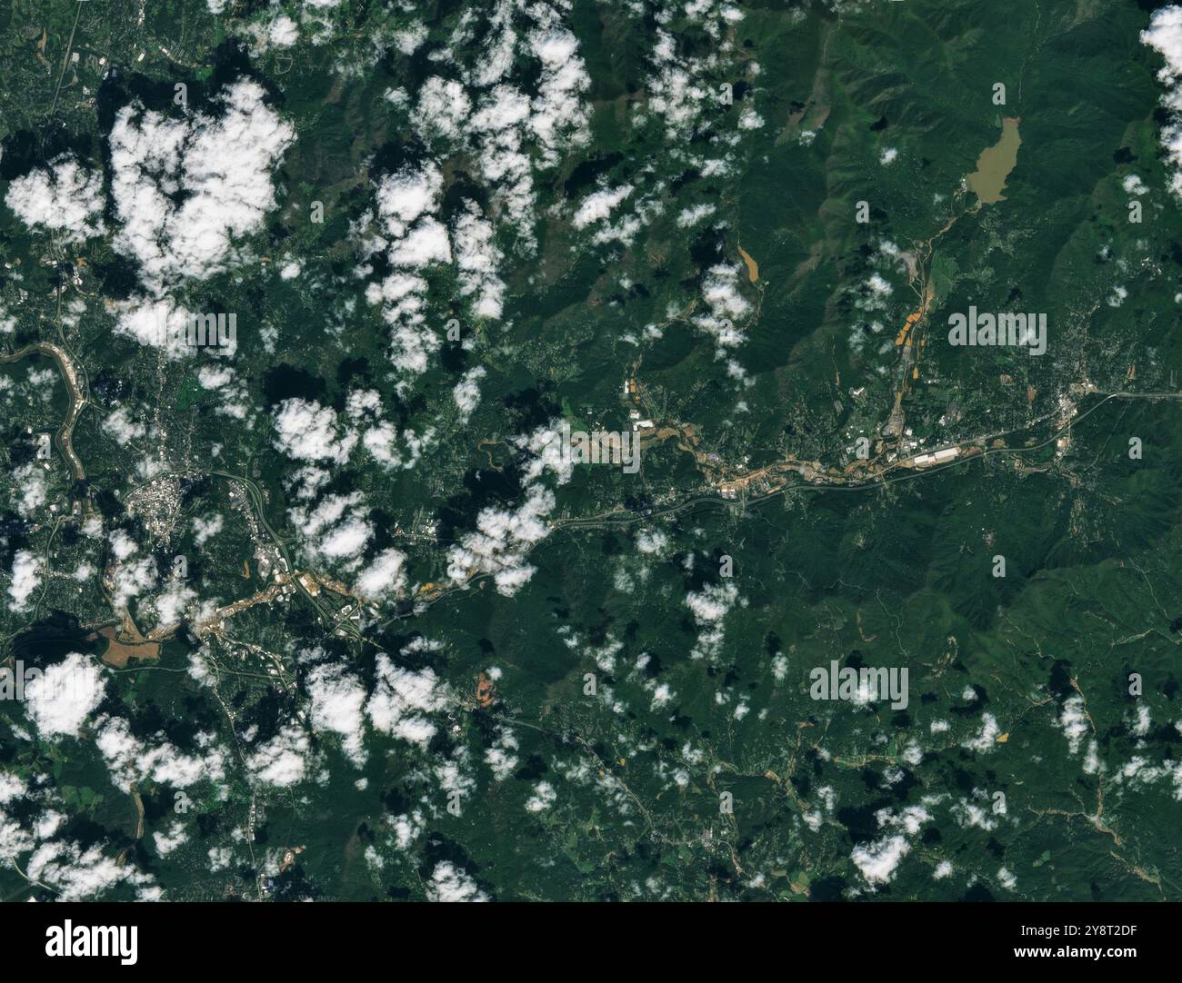 Asheville, Stati Uniti. 2 ottobre 2024. Vista satellitare di Asheville e Black Mountain a seguito di piogge torrenziali e inondazioni dai fiumi French Broad e Swannanoa nella Carolina del Nord occidentale causate dall'uragano Helene, il 2 ottobre 2024. Le piogge estreme, amplificate dal terreno accidentato, hanno prodotto inondazioni mortali e distruttive che hanno sommerso intere comunità, sommerso terreni agricoli, edifici non ormeggiati dalle loro fondamenta e spazzato via le infrastrutture energetiche e idriche. Credito: GOES-East/NOAA/Alamy Live News Foto Stock