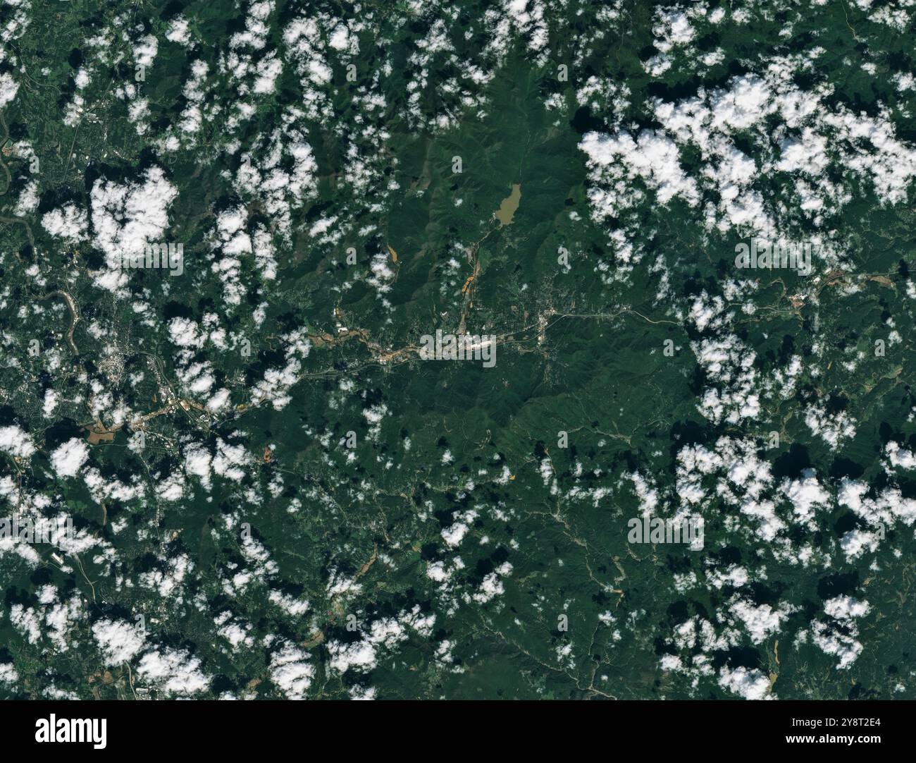 Asheville, Stati Uniti. 2 ottobre 2024. Vista satellitare di Asheville e Black Mountain a seguito di piogge torrenziali e inondazioni dai fiumi French Broad e Swannanoa nella Carolina del Nord occidentale causate dall'uragano Helene, il 2 ottobre 2024. Le piogge estreme, amplificate dal terreno accidentato, hanno prodotto inondazioni mortali e distruttive che hanno sommerso intere comunità, sommerso terreni agricoli, edifici non ormeggiati dalle loro fondamenta e spazzato via le infrastrutture energetiche e idriche. Credito: GOES-East/NOAA/Alamy Live News Foto Stock