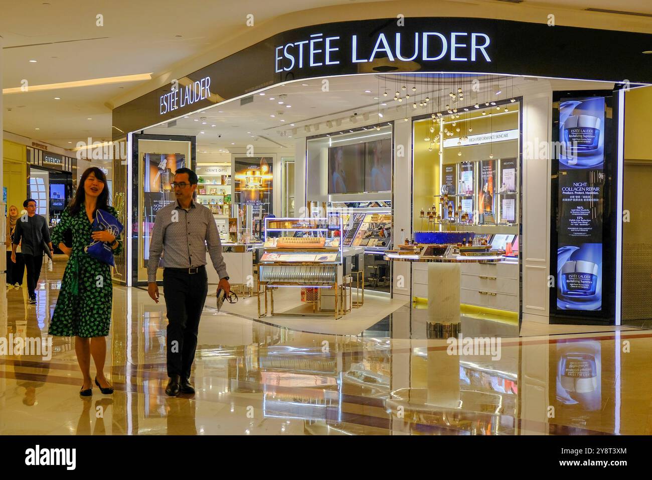 Un paio di cammini presso il negozio Estee Lauder a Kuala Lumpur. Marchio e logo visti a Kuala Lumpur. Foto Stock