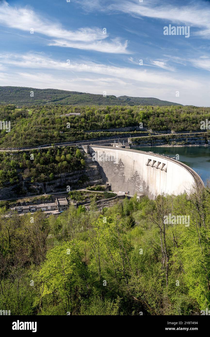 Diga per la generazione di energia nel bel mezzo del Giura francese Foto Stock