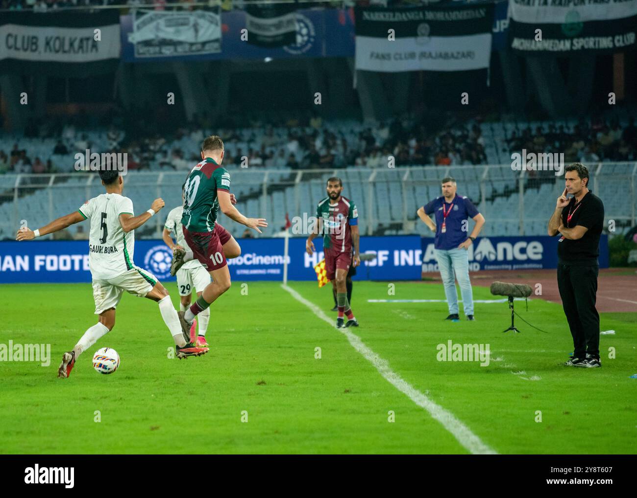 Kolkata, India. 6 ottobre 2024. Mohun Bagan Super Giants (MBSG) che domina la vittoria contro Mohammed Sporting Club (MSC) con tre colpi del primo tempo da Jamie Maclaren, Subhasish Bose e Greg Stewart nella partita di andata della ISL 2024/25 allo stadio Kolkata Salt Lake. (Foto di Amlan Biswas/Pacific Press) credito: Pacific Press Media Production Corp./Alamy Live News Foto Stock