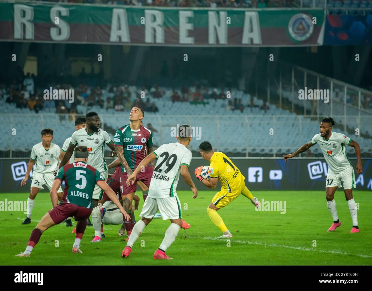 Kolkata, India. 6 ottobre 2024. Mohun Bagan Super Giants (MBSG) che domina la vittoria contro Mohammed Sporting Club (MSC) con tre colpi del primo tempo da Jamie Maclaren, Subhasish Bose e Greg Stewart nella partita di andata della ISL 2024/25 allo stadio Kolkata Salt Lake. (Foto di Amlan Biswas/Pacific Press) credito: Pacific Press Media Production Corp./Alamy Live News Foto Stock