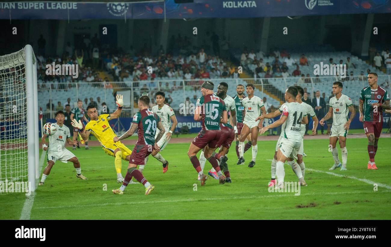 Kolkata, India. 6 ottobre 2024. Mohun Bagan Super Giants (MBSG) che domina la vittoria contro Mohammed Sporting Club (MSC) con tre colpi del primo tempo da Jamie Maclaren, Subhasish Bose e Greg Stewart nella partita di andata della ISL 2024/25 allo stadio Kolkata Salt Lake. (Foto di Amlan Biswas/Pacific Press) credito: Pacific Press Media Production Corp./Alamy Live News Foto Stock