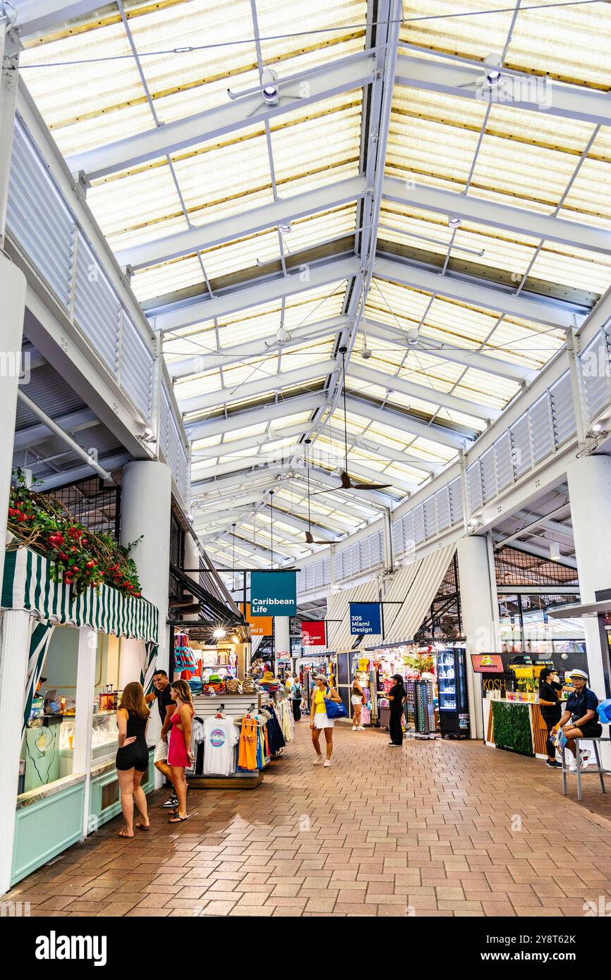 Negozi e bancarelle all'interno di Bayside Marketplace, Miami, Florida, Stati Uniti Foto Stock