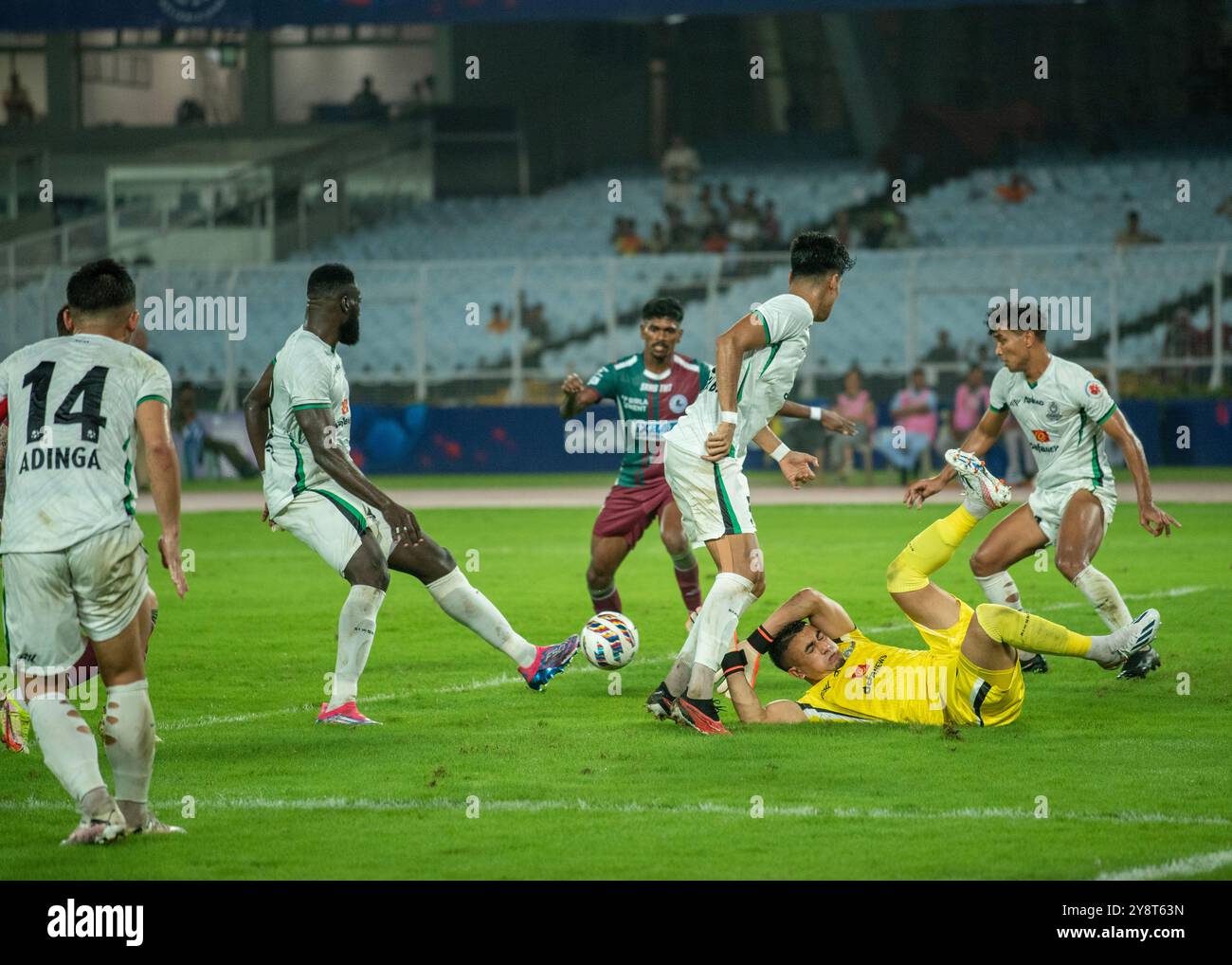 Kolkata, India. 6 ottobre 2024. Mohun Bagan Super Giants (MBSG) che domina la vittoria contro Mohammed Sporting Club (MSC) con tre colpi del primo tempo da Jamie Maclaren, Subhasish Bose e Greg Stewart nella partita di andata della ISL 2024/25 allo stadio Kolkata Salt Lake. (Foto di Amlan Biswas/Pacific Press) credito: Pacific Press Media Production Corp./Alamy Live News Foto Stock