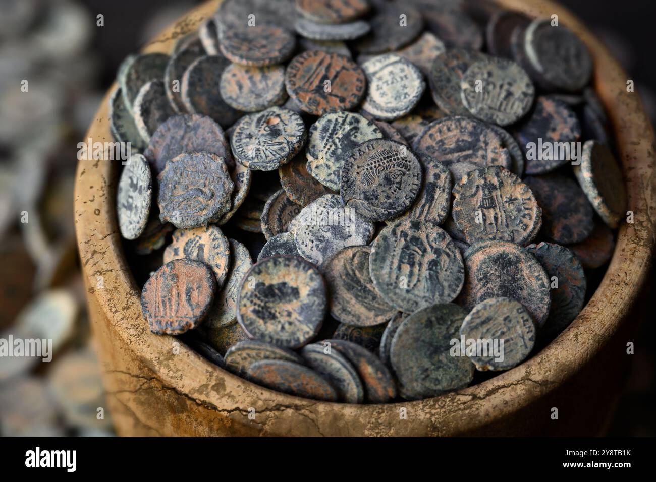Antico tesoro di monete romane, molti soldi vecchi in pentola di legno, sfondo vintage. Concetto di Roma, antica, Impero, consistenza, civiltà e storia. Foto Stock