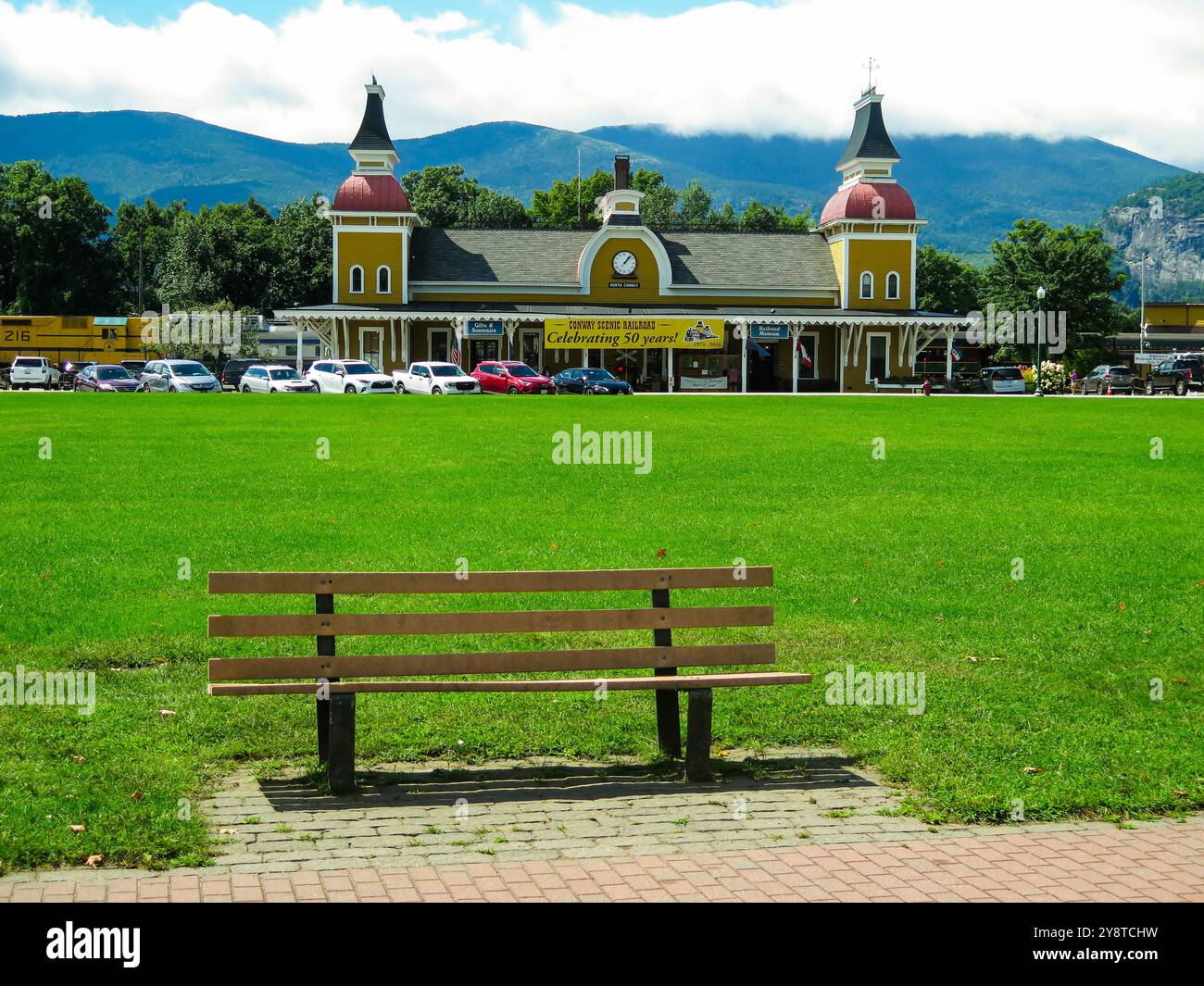 USA, New Hampshire, North Conway, Main Street , Schouler Park e Conway Scenic Railway Station, Main Street, aziende, negozi, ristoranti, ente Foto Stock