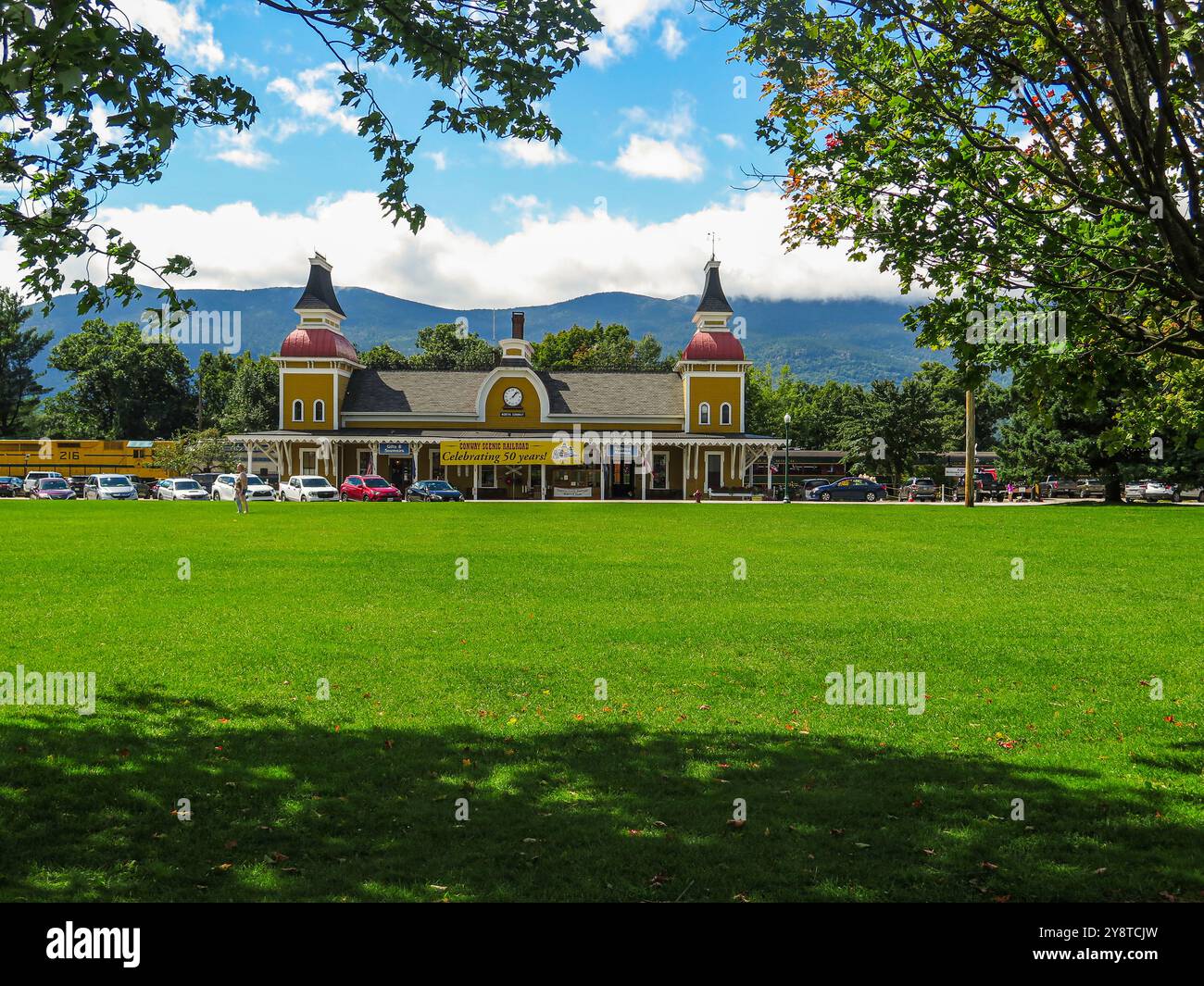 USA, New Hampshire, North Conway, Main Street , Schouler Park e Conway Scenic Railway Station, Main Street, aziende, negozi, ristoranti, ente Foto Stock