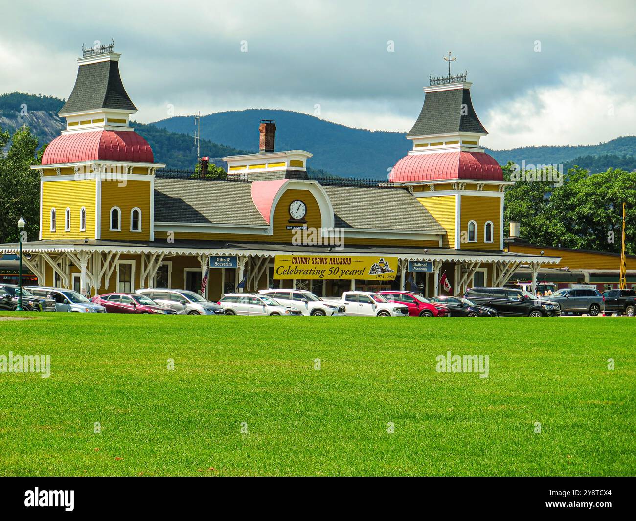 USA, New Hampshire, North Conway, Main Street , Schouler Park e Conway Scenic Railway Station, Main Street, aziende, negozi, ristoranti, ente Foto Stock