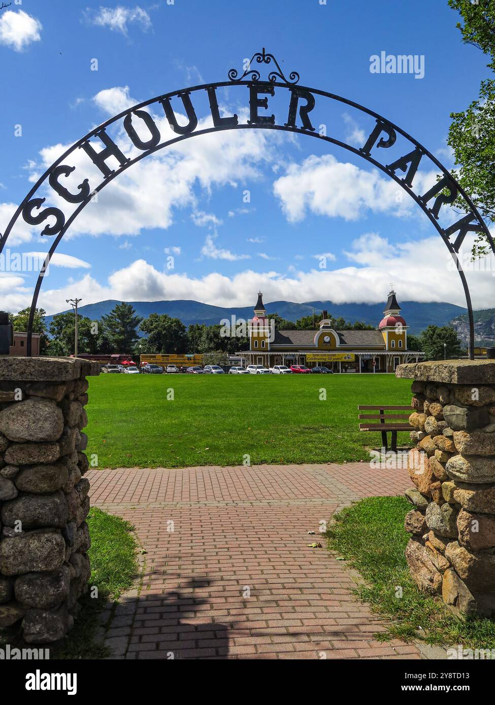 USA, New Hampshire, North Conway, Main Street , Schouler Park e Conway Scenic Railway Station, Main Street, aziende, negozi, ristoranti, ente Foto Stock